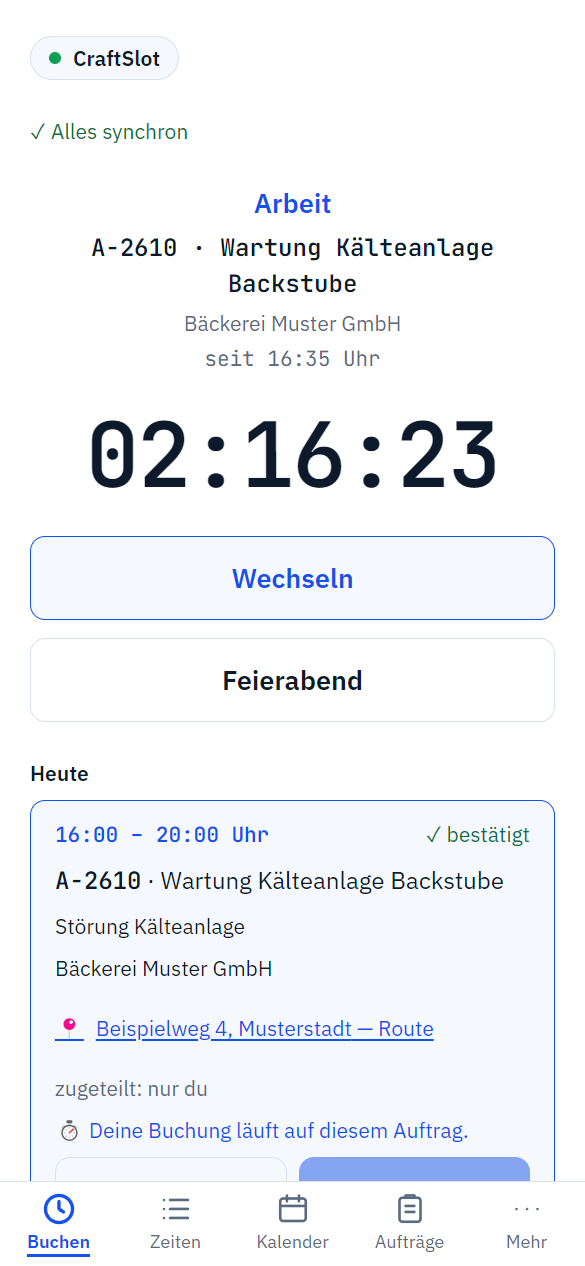 Monteur-App von CraftSlot: laufende Buchung mit großer Uhr, den Tasten „Wechseln“ und „Feierabend“ und dem heutigen Einsatz.